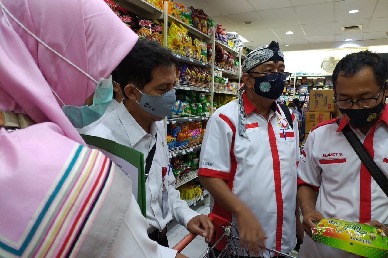 Razia Mamin, Petugas Temukan Produk Makanan Tak Layak Jual di Probolinggo 
