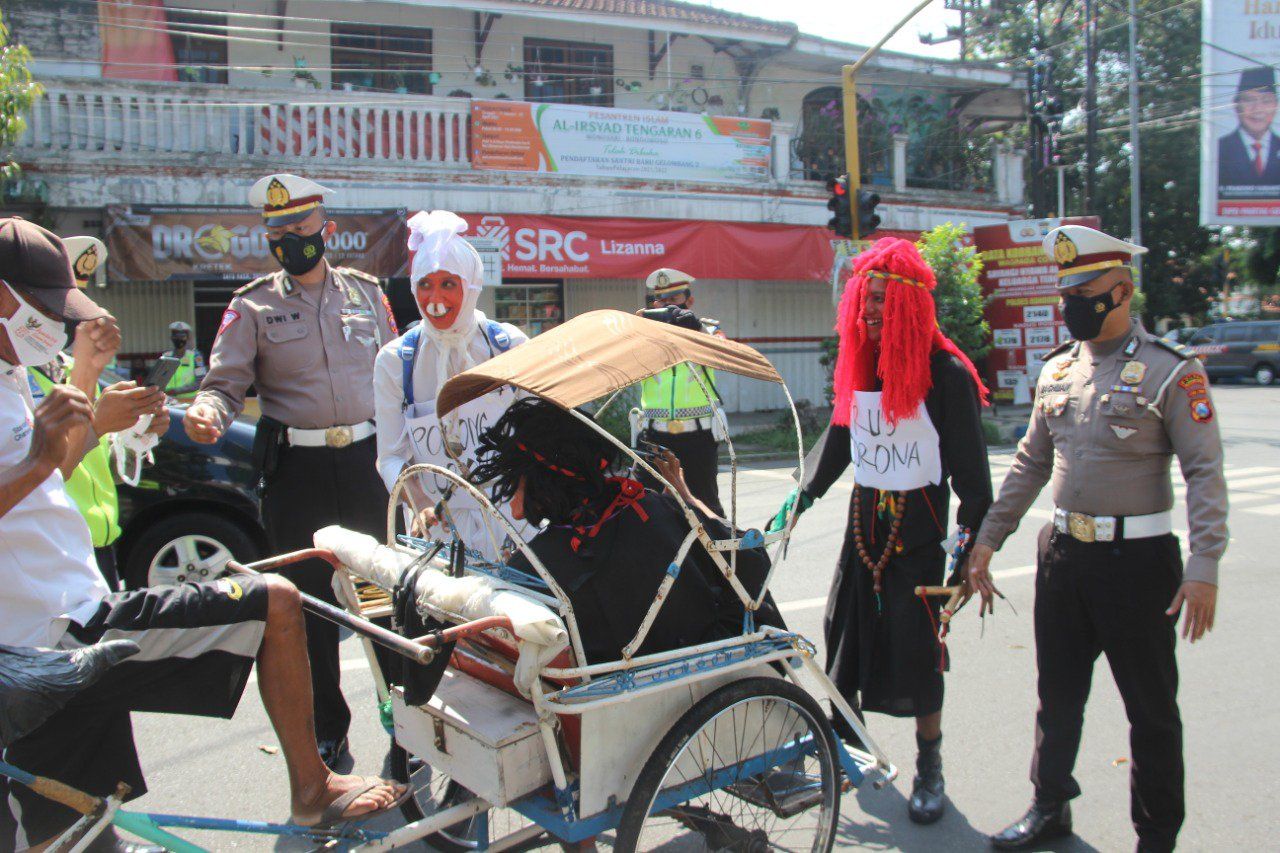 Hadirkan “Pocong”, Polres Bondowoso Kampanye Bahaya Covid-19