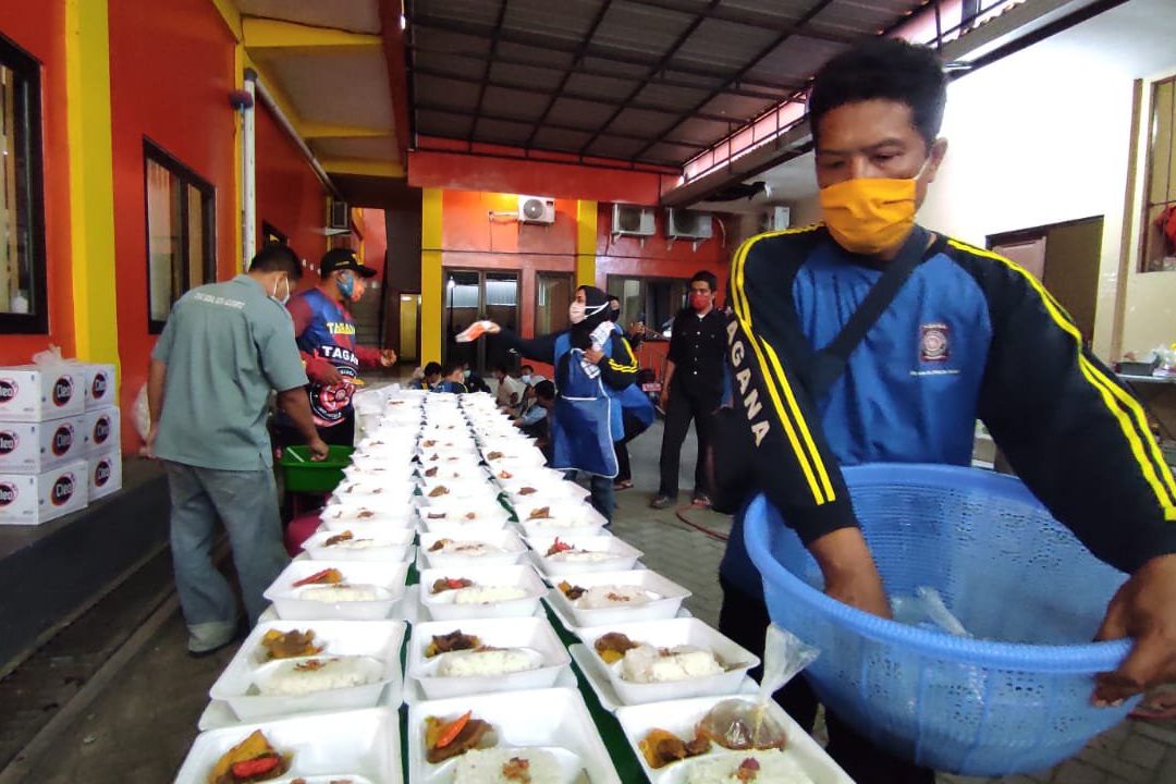 Kampung Ditutup akibat Covid, Warga Sidomulyo Mojokerto Dipasok Makanan Siap Saji