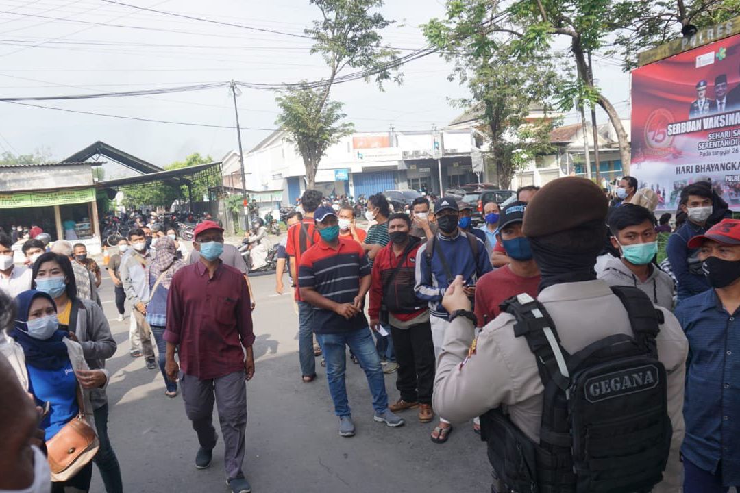 Vaksinasi Covid-19 Massal Gratis di Mojokerto, Sempat Terjadi Penumpukan Massa