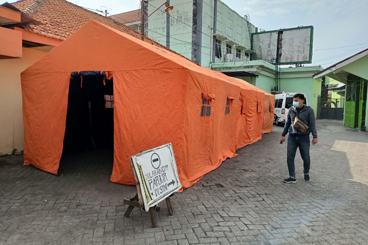 Antisipasi Lonjakan Pasien IGD, Tenda Darurat Dipasang di RSUD Waluyo Jati Kraksaan