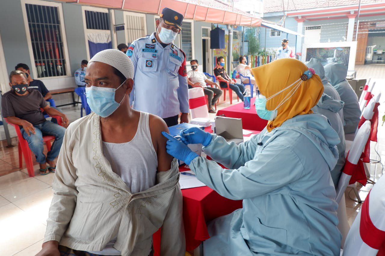 100 Warga Binaan Lapas Mojokerto Disuntik Vaksin Covid-19 Dosis Pertama
 
