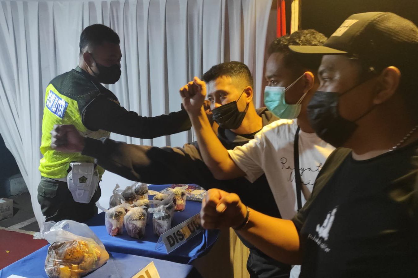 Pelaku Industri Kreatif Mojokerto Berbagi Mamin ke Petugas Pos Penyekatan