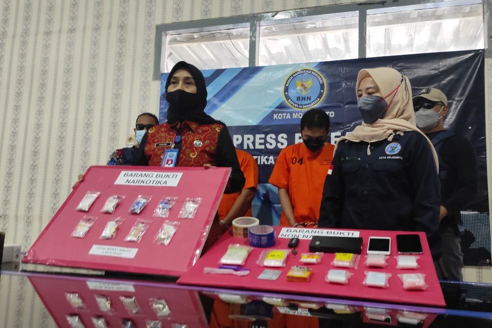 Sembunyi di Plafon dan Semak, Bandar dan Pengedar Sabu Diringkus BNNK Mojokerto  