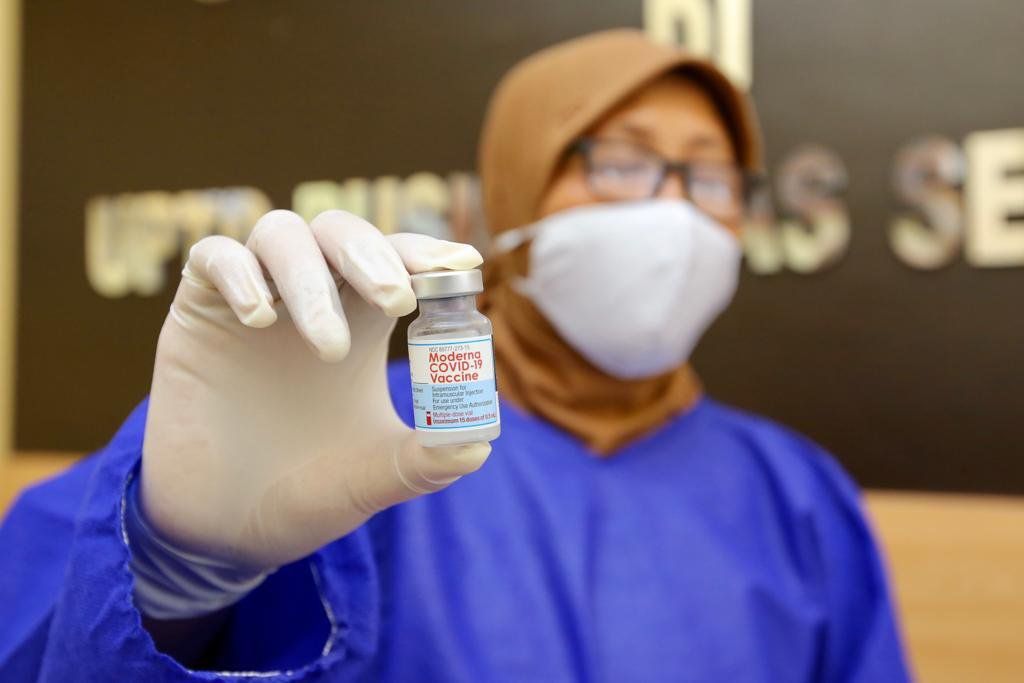 Para Tenaga Kesehatan di Banyuwangi Mulai Menerima Vaksinasi Moderna