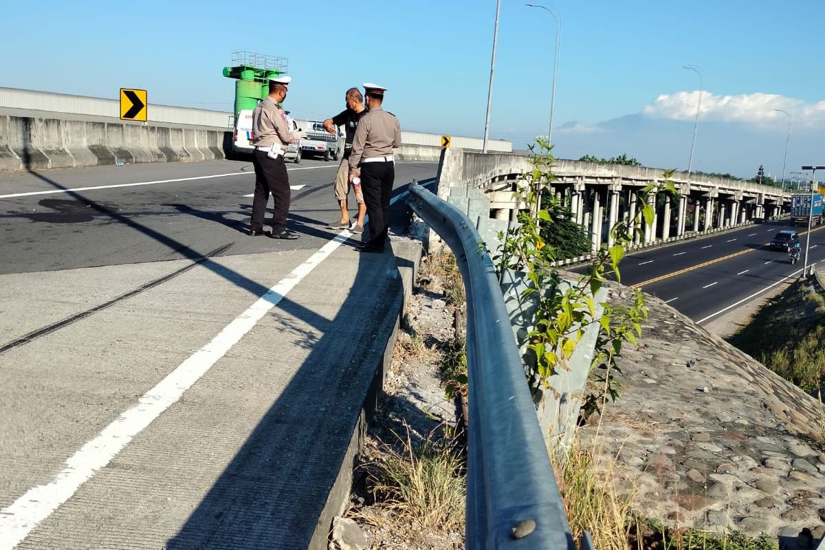 Nyetir Ambil HP di <em>Dashboard</em>, Mobil Selip Tabrak Pembatas Tol Mojokerto