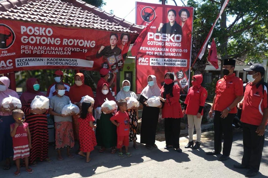 Kader PDIP Probolinggo Dirikan Posko Gotong Royong dan Bagi Sembako