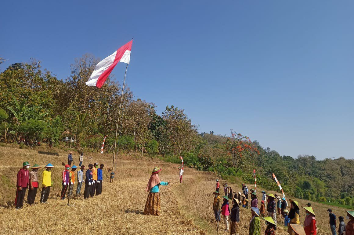 Petani Gelar Upacara HUT RI di Sawah, Ini Harapan Mereka pada Pemerintah