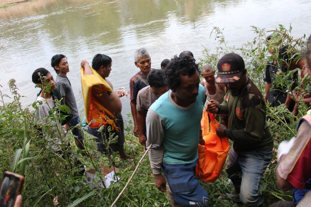 Tergelincir saat Cari Ikan, Bocah Tewas Tenggelam di Sungai Brantas