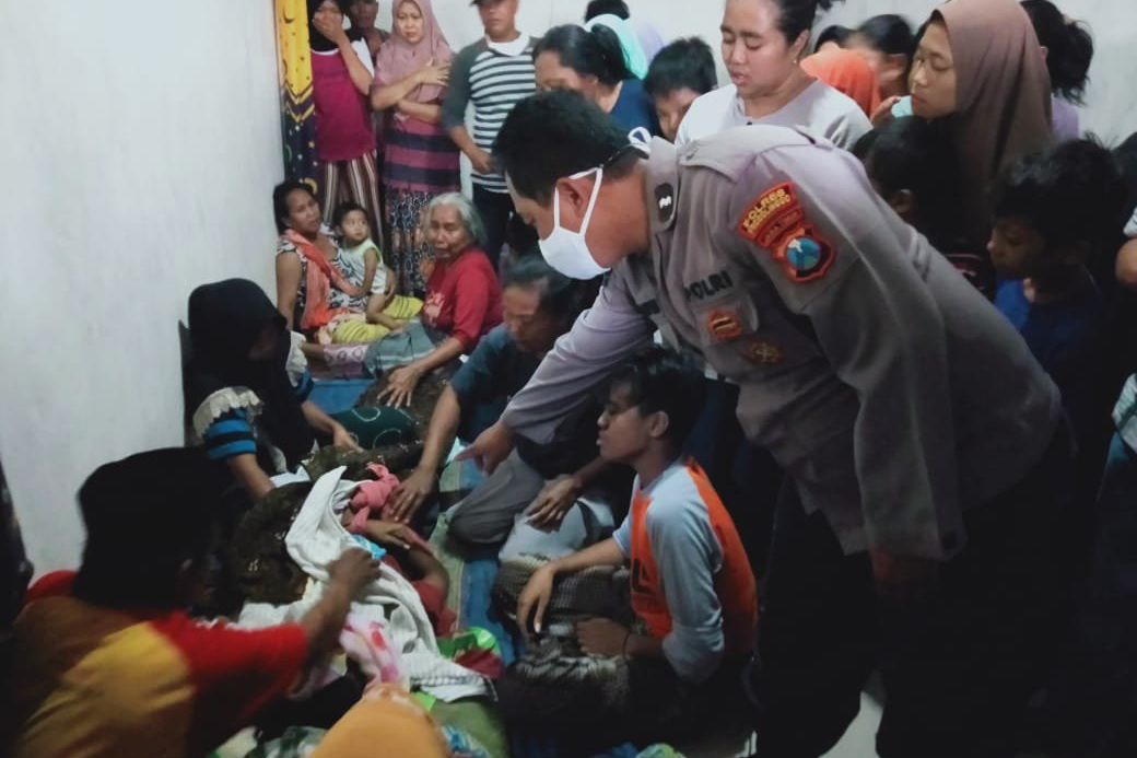 Cari Pakan Ternak Kambing, Tersetrum Listrik di Pohon Gmelina