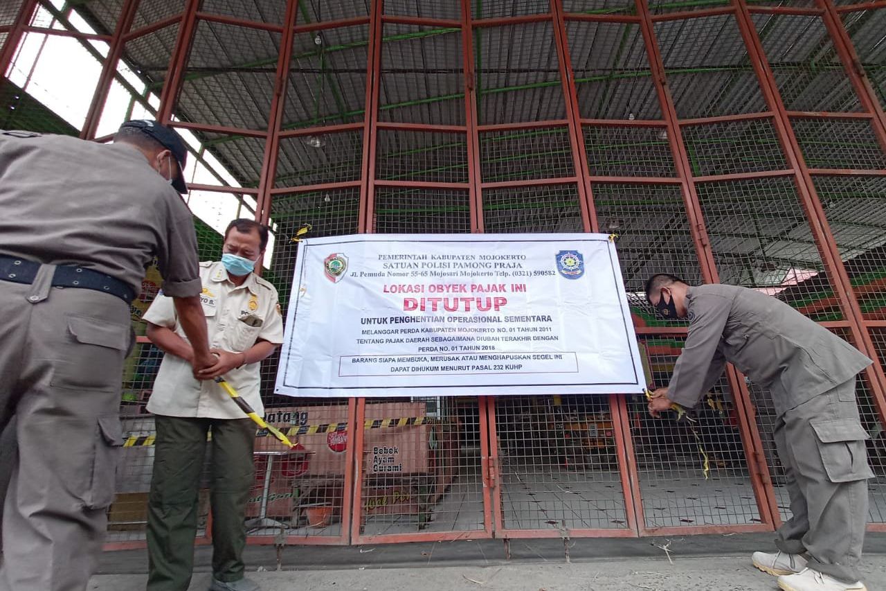 Menunggak Pajak Ratusan Juta, Rumah Makan di Mojokerto Disegel