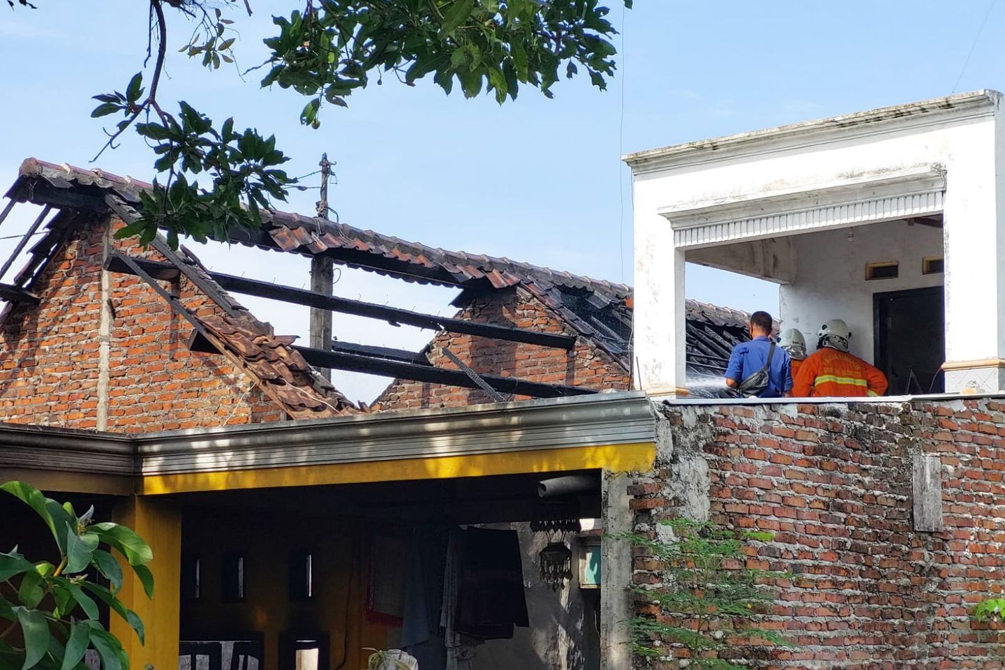 Aksi Petugas Damkar Jebol Dinding Selamatkan Anak