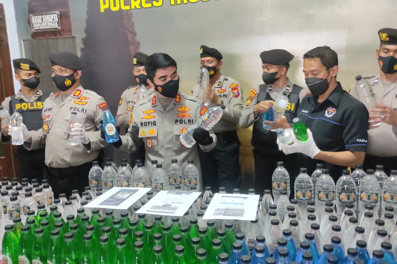 Dipercaya "Obat" Covid, Ratusan Botol Arak Bali Disita Polresta Mojokerto