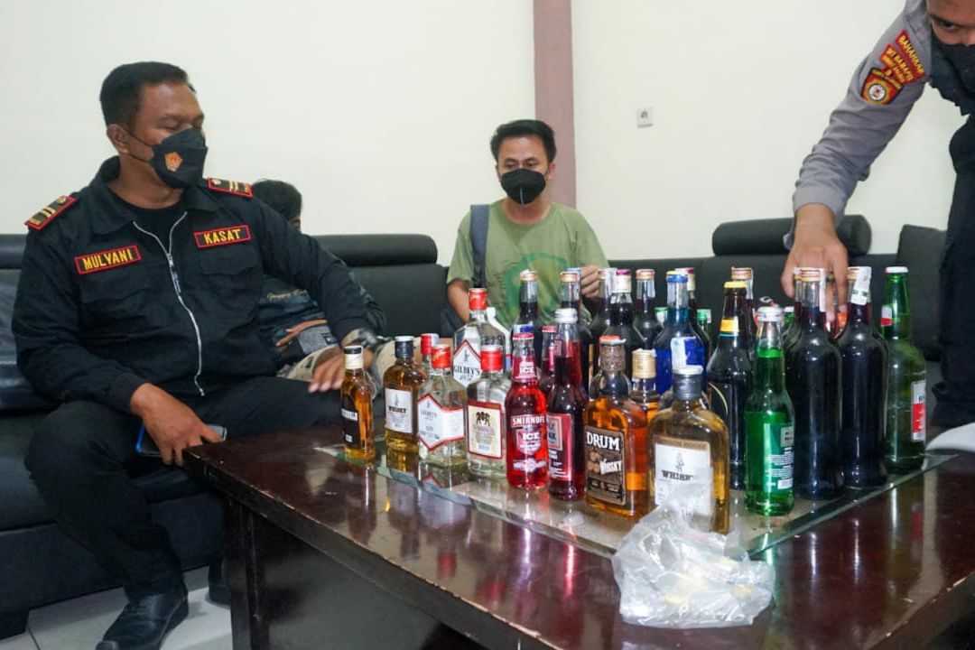 Jual Beli Miras COD Tanpa Izin, Pemuda Diamankan Polres Jombang