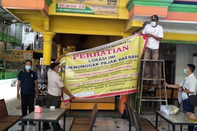 Bayar Pajak Separuh, Satpol PP Mojokerto Buka Segel “Bebek Sagu”