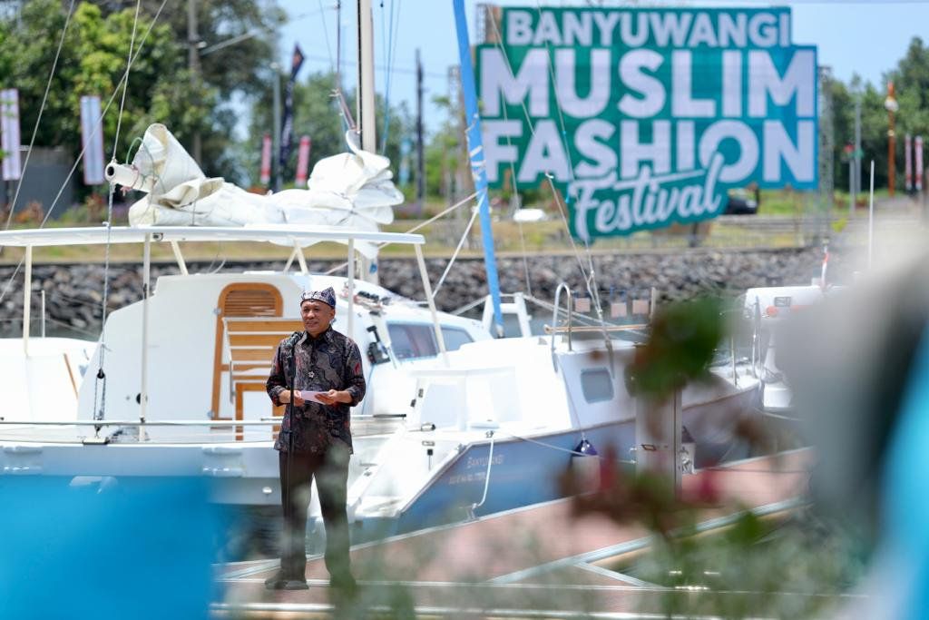 Menkop UKM Beri Motivasi dalam Banyuwangi Moslem Fashion Festival