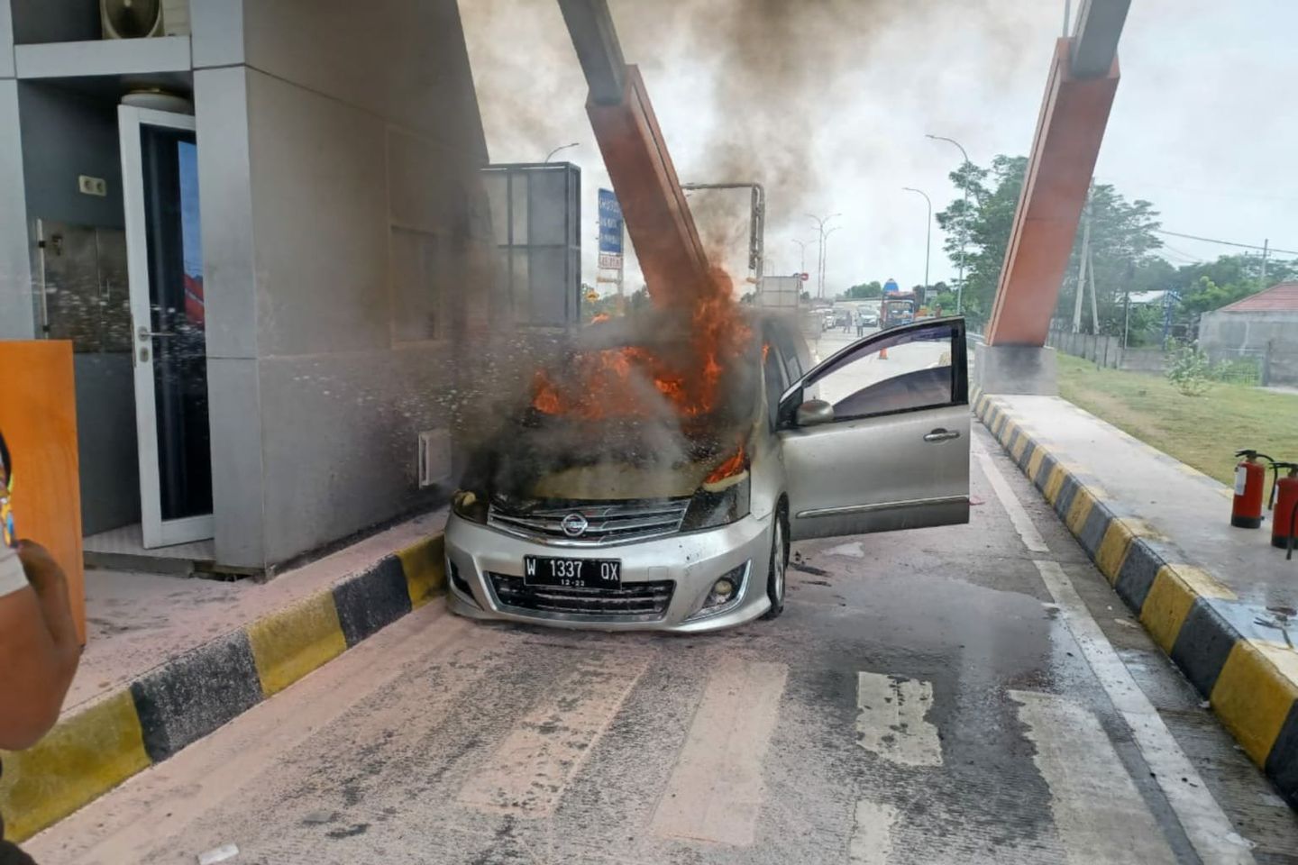 Diduga Selang Bensin Bocor, Mobil Terbakar di Pintul Tol Mojokerto-Jombang