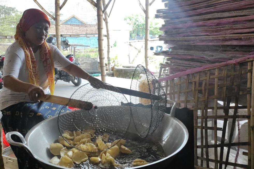 Harga Minyak Goreng Naik, Penghasilan Perajin Kerupuk <em>Samiler</em> Menurun