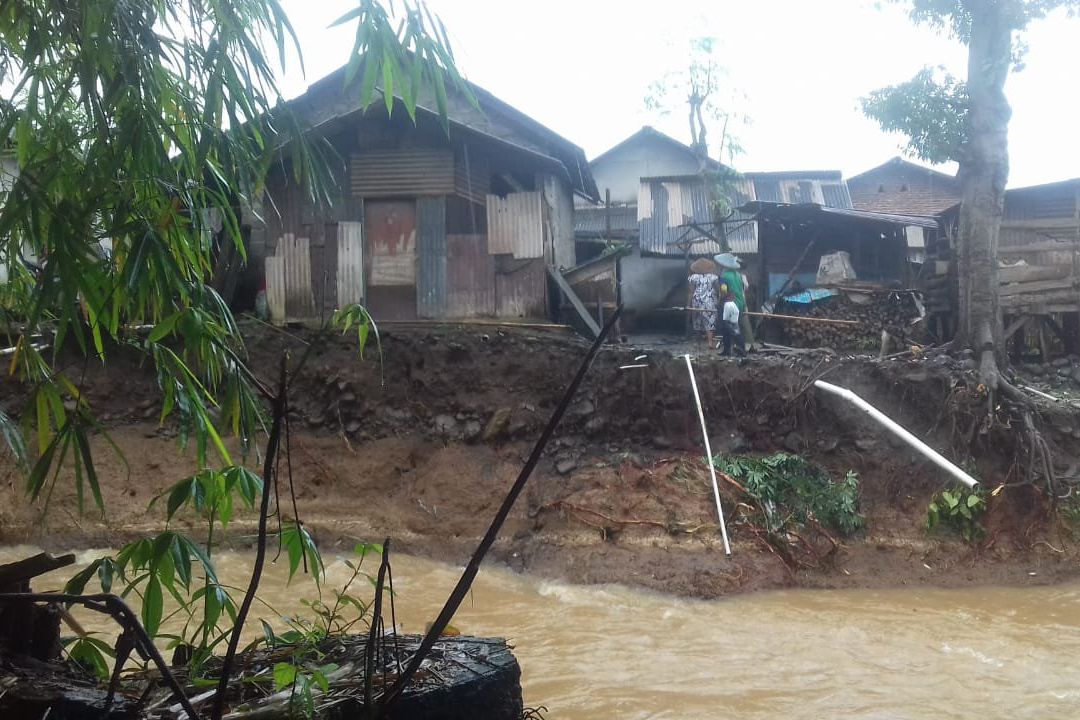 Tergerus Arus Sungai, Lima Rumah di Banyuwangi Terancam Longsor