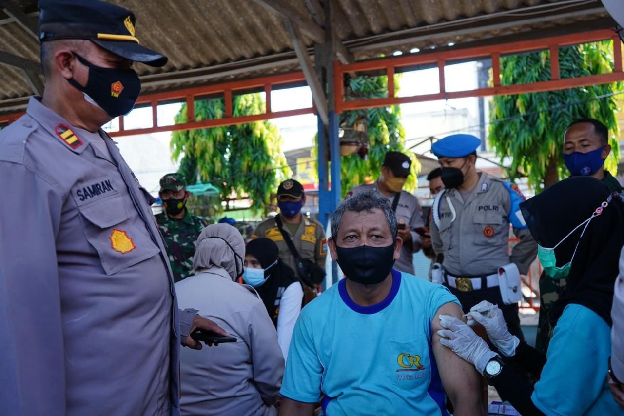 Polres dan ASN Probolinggo <em>Blusukan</em> Pasar Vaksinasi Pedagang dan Warga