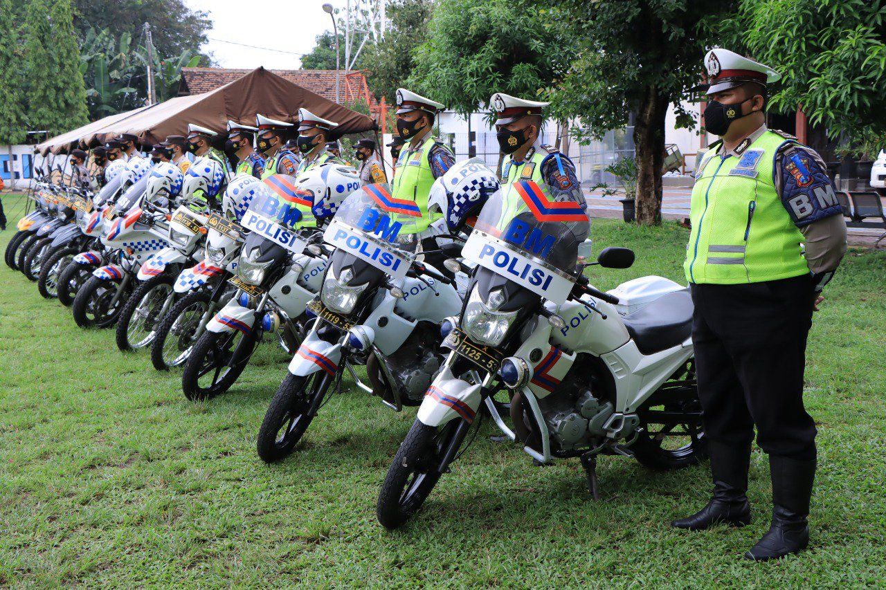 Polres Madiun Bagikan Masker saat Operasi Zebra