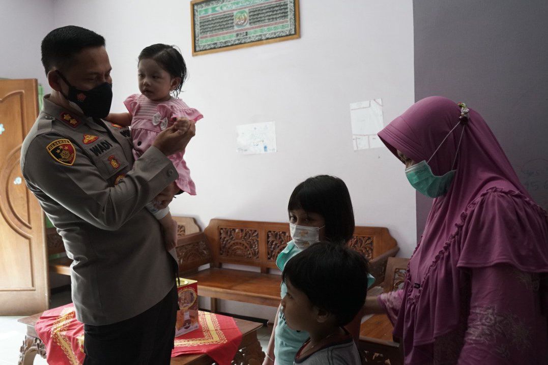 Rasa Haru Kapolresta Probolinggo Temui Balita Yatim Piatu akibat Covid