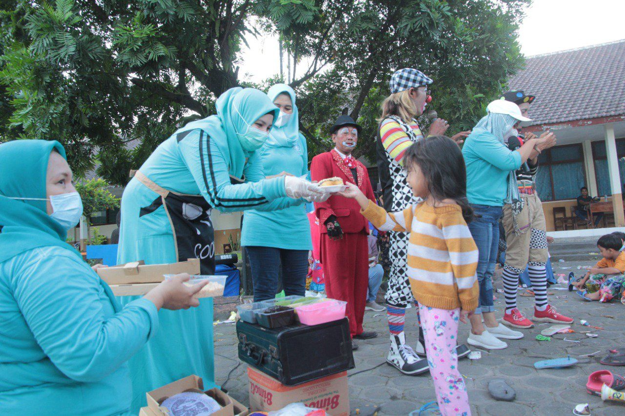Wali Kota Probolinggo dan Istri Salurkan Bantuan dan Hibur Korban Semeru