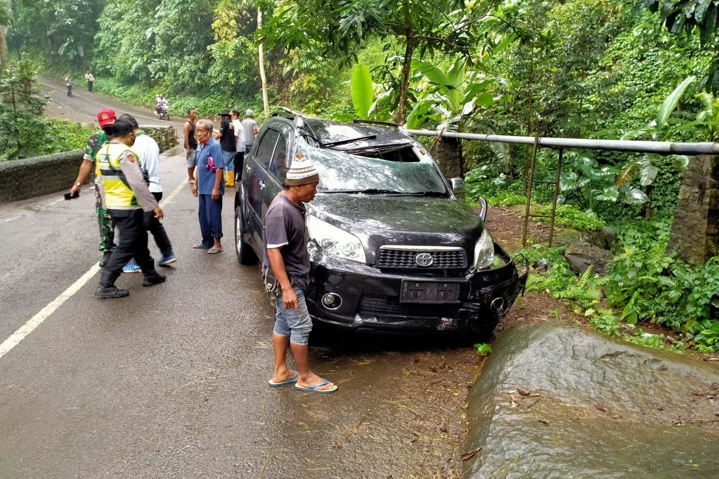 Tertimpa Dahan Pohon dan Tabrak Jembatan di Trawas, Sopir Mobil Tewas