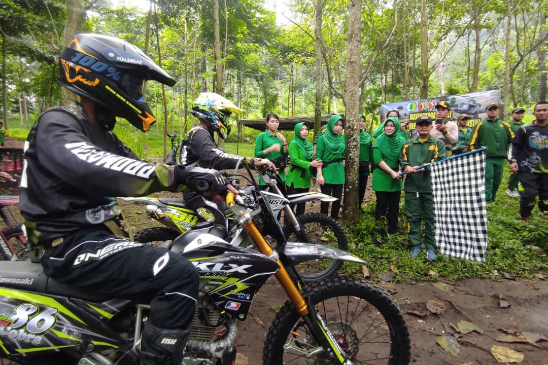 TNI Para Raider 503/Mayangkara Naik Motor Trail Tanam Pohon di Hutan
