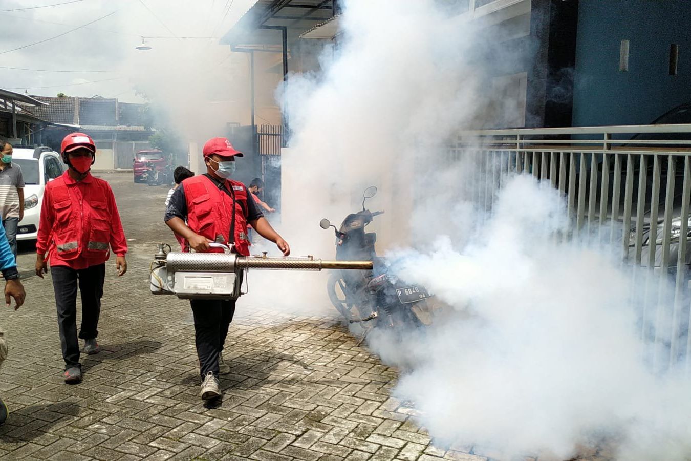 Berantas Sarang Nyamuk, PMI Jember Lakukan <em>Fogging</em>