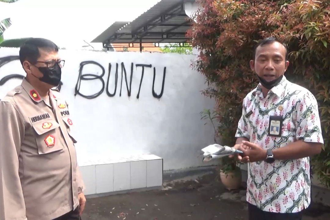 Tak Sepakat Saluran Air, Warga Probolinggo Bangun Pagar Menutup Akses Gang