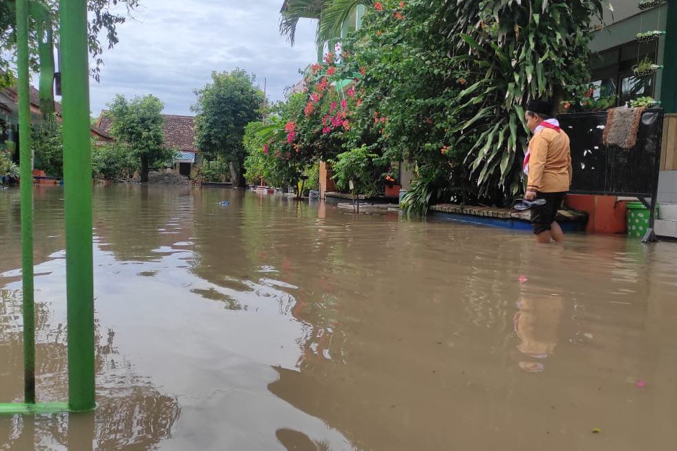 Banjir di Mojokerto Rendam Halaman Sekolah dan Puskesmas Pembantu