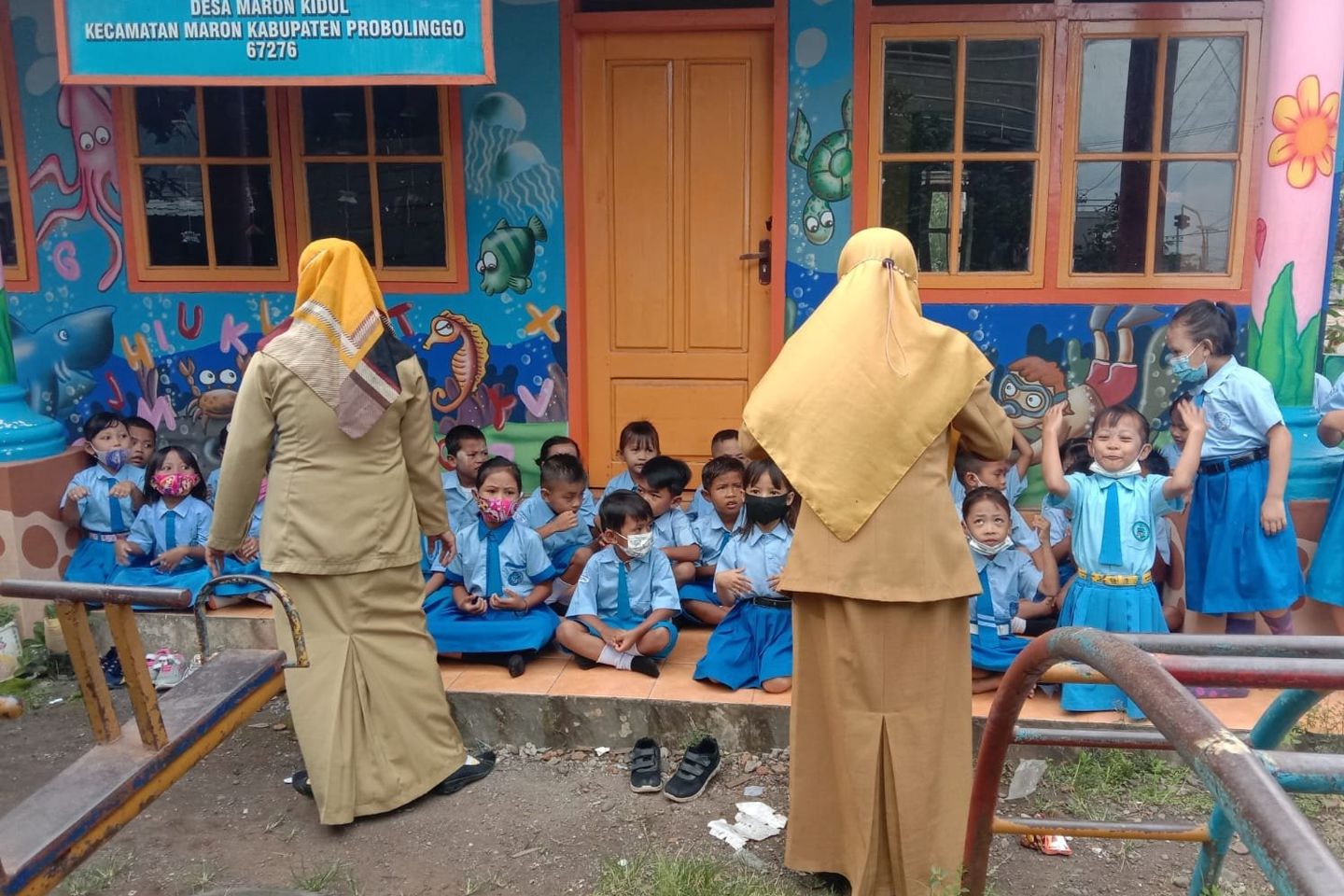 Sempat Disegel Pemilik Tanah, Siswa PAUD di Probolinggo Belajar di Teras