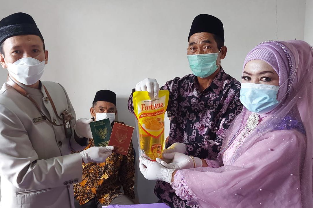 Duda dan Janda Ini Menikah dengan Mahar Minyak Goreng