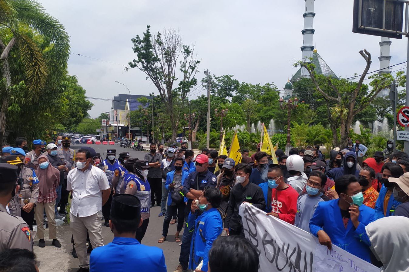 Lamban Tangani Banjir, PMII Lamongan dan Warga Demo DPRD dan Pemkab