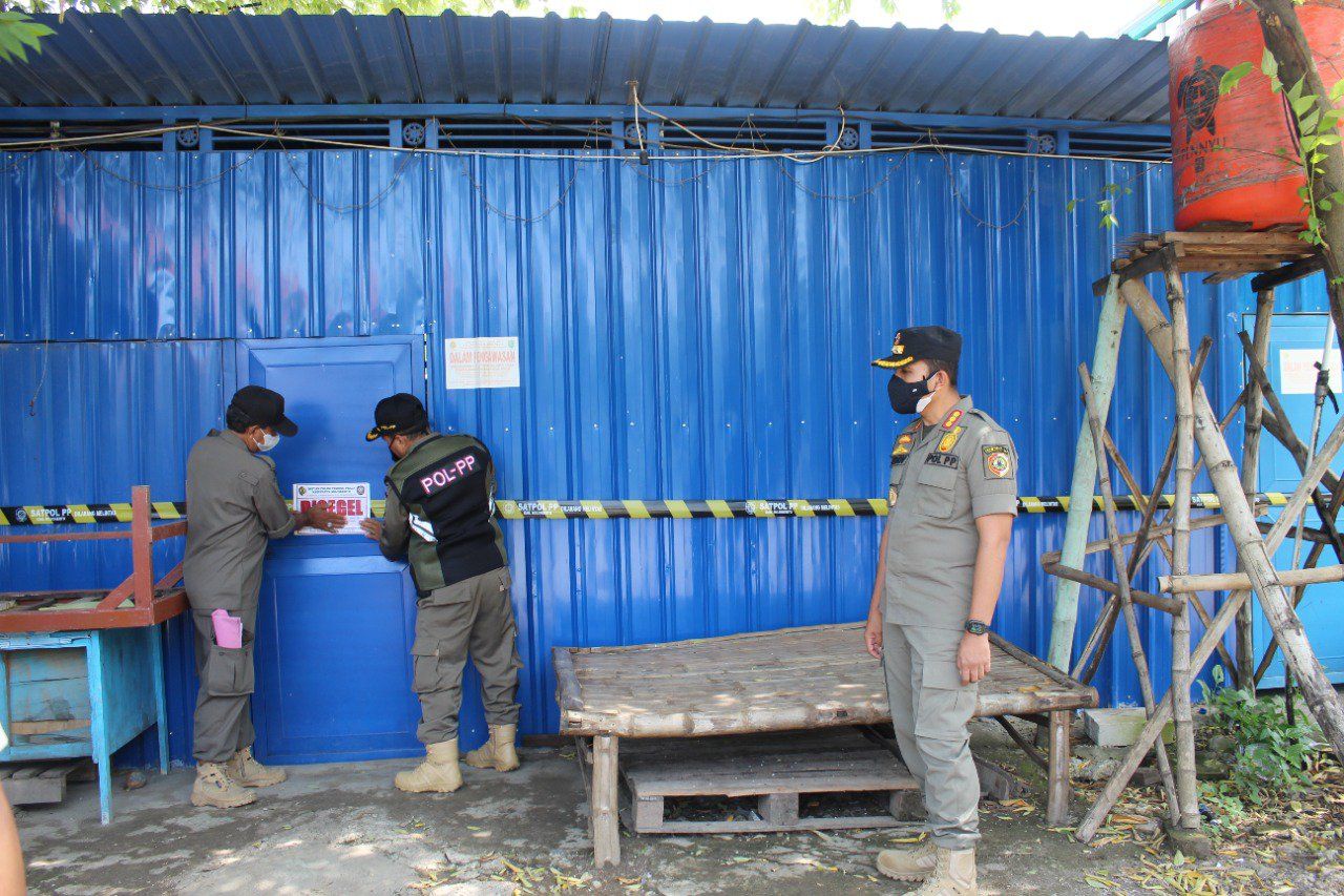 Satpol PP Mojokerto Segel dan Bongkar Warung Prostitusi di Awang-Awang