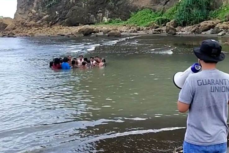 Polisi Bubarkan Ritual Berendam di Pantai Watu Ulo Jember