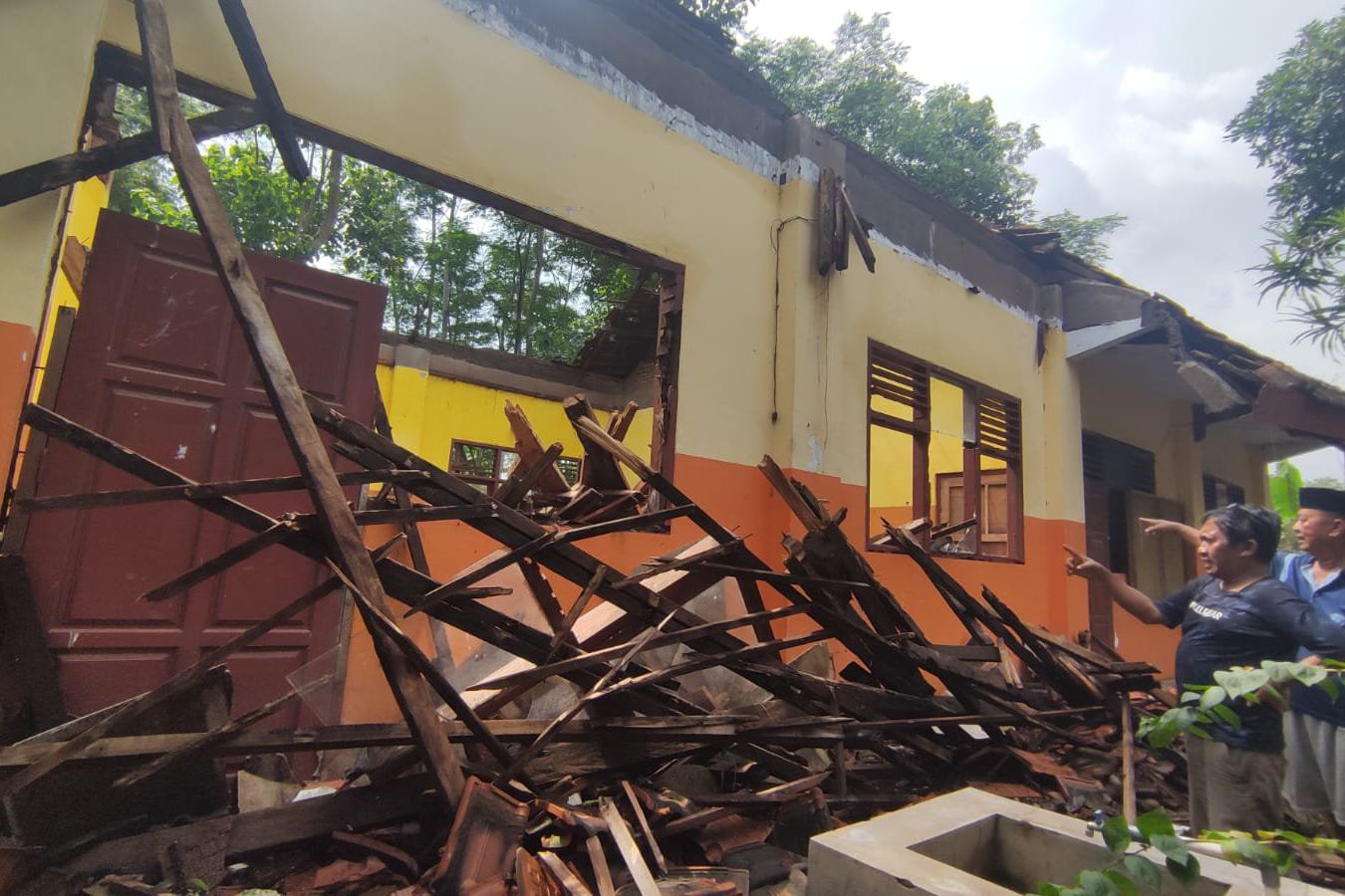 Atap SDN di Probolinggo Ambruk, Siswa Belajar di Luar Kelas