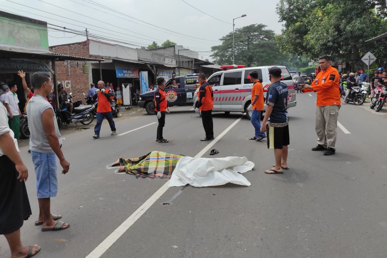 Gagal Mendahului, Pengemudi Motor di Mojokerto Tewas Tertabrak Truk