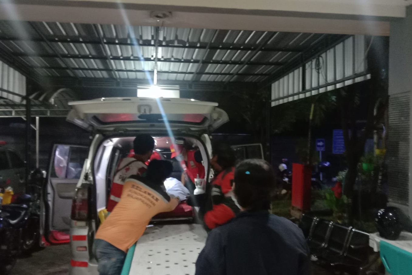 Diduga <em>Ngantuk</em>, Pengendara Motor Tewas Tabrak Pagar Balai Desa di Mojokerto
 