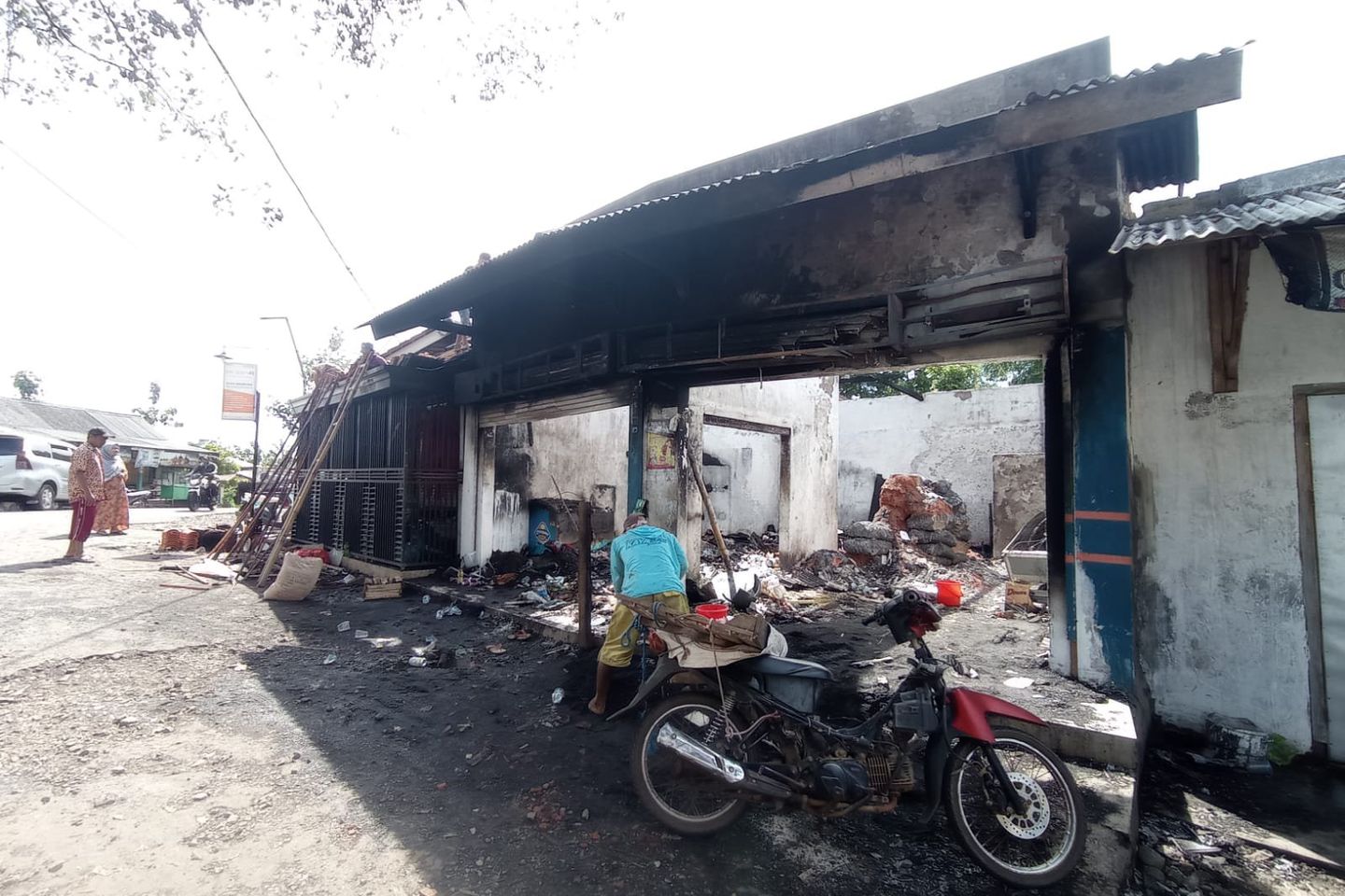 Istri Memasak dekat Pengisian BBM Eceran, Toko di Probolinggo Terbakar