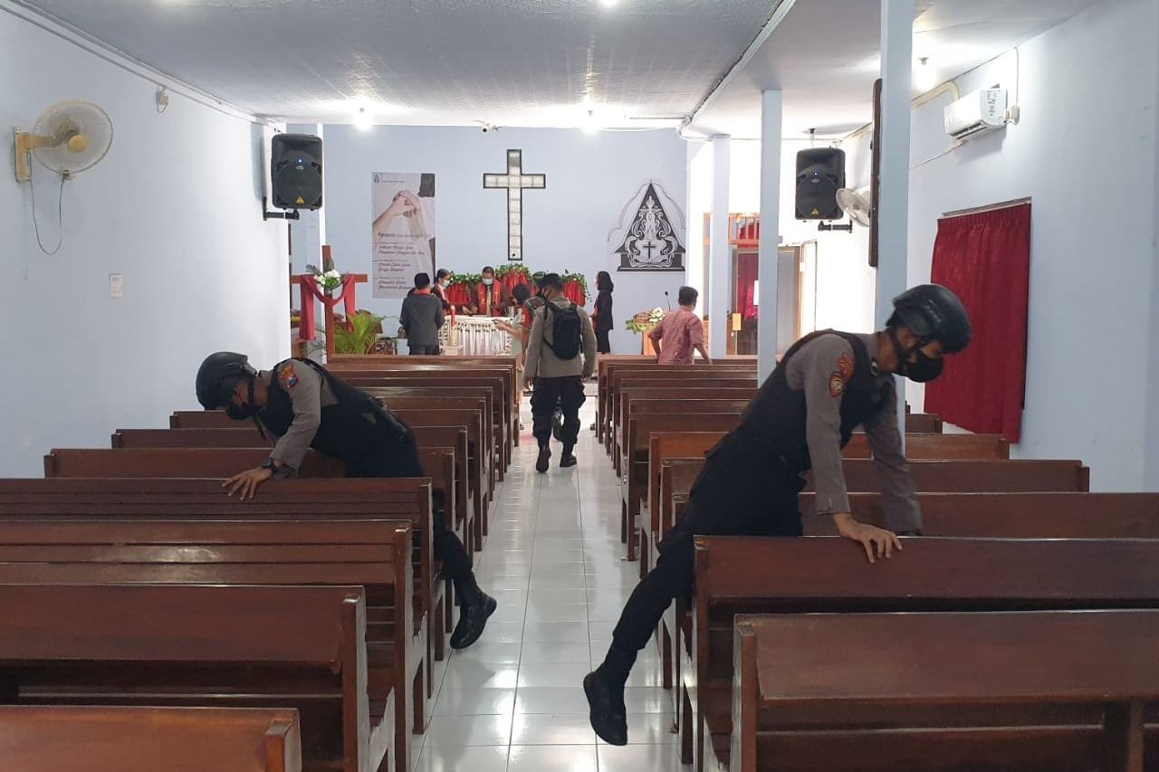 Jumat Agung, Polres Probolinggo Sterilisasi Gereja dan Bantu Jemaah