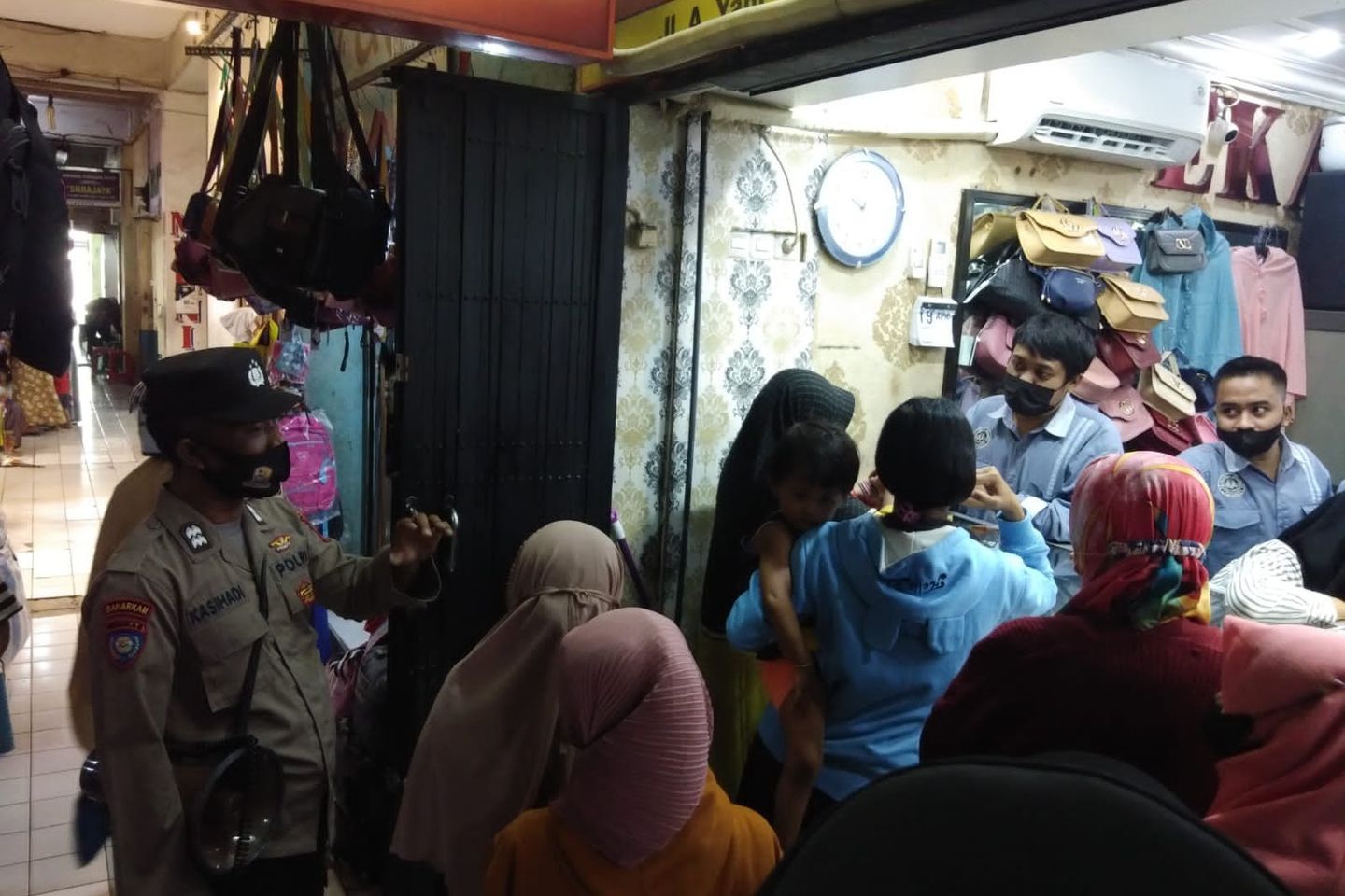 Polres Lamongan Keliling Pasar, Imbau Masyarakat Tak Pakai Perhiasan Berlebihan