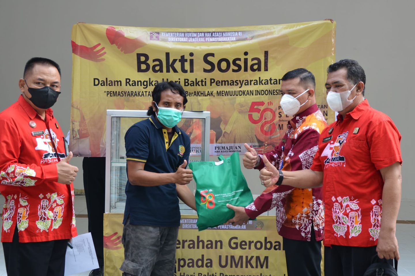 Hari Bakti Pemasyarakatan, Lapas Lamongan Beri Bantuan Gerobak Usaha