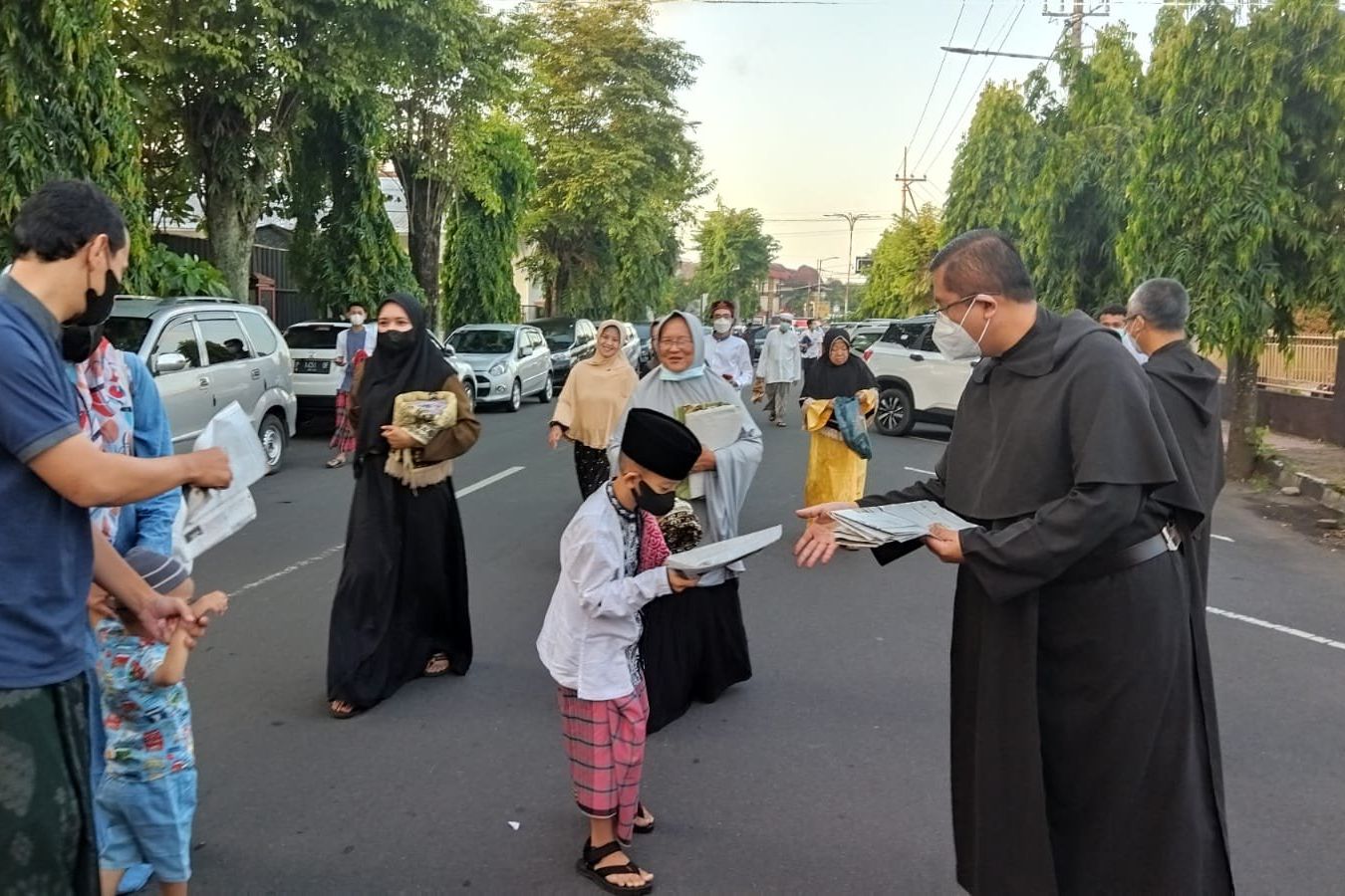 Jemaat Gereja Katolik di Jember Bagikan Koran untuk Alas Salat Idulfitri