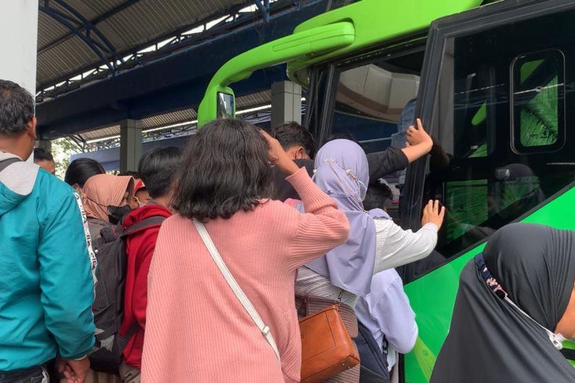 Puluhan Ribu Pemudik Pulang Balik dari Terminal Seloaji Ponorogo 