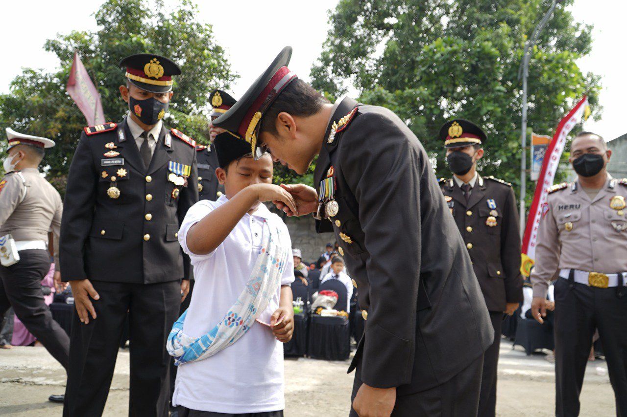 Hari Lahir Pancasila, Kapolresta Mojokerto Cium Tangan Anak Kuli Bangunan