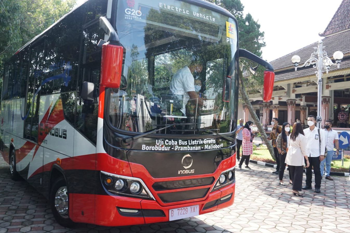 PT INKA Pamerkan E-Inobus di Borobudur, Luhut Minta Tambah 4 – 5 Armada