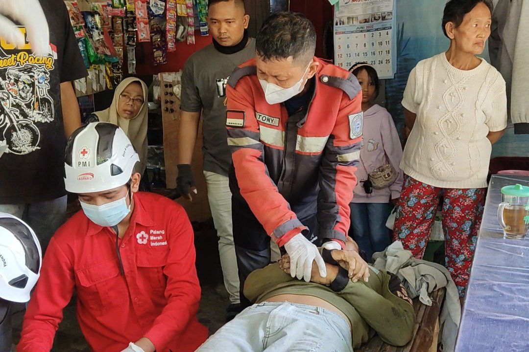 Terjatuh saat Naik Pohon Sawo, Pria Pemborong Buah di Mojokerto Tewas