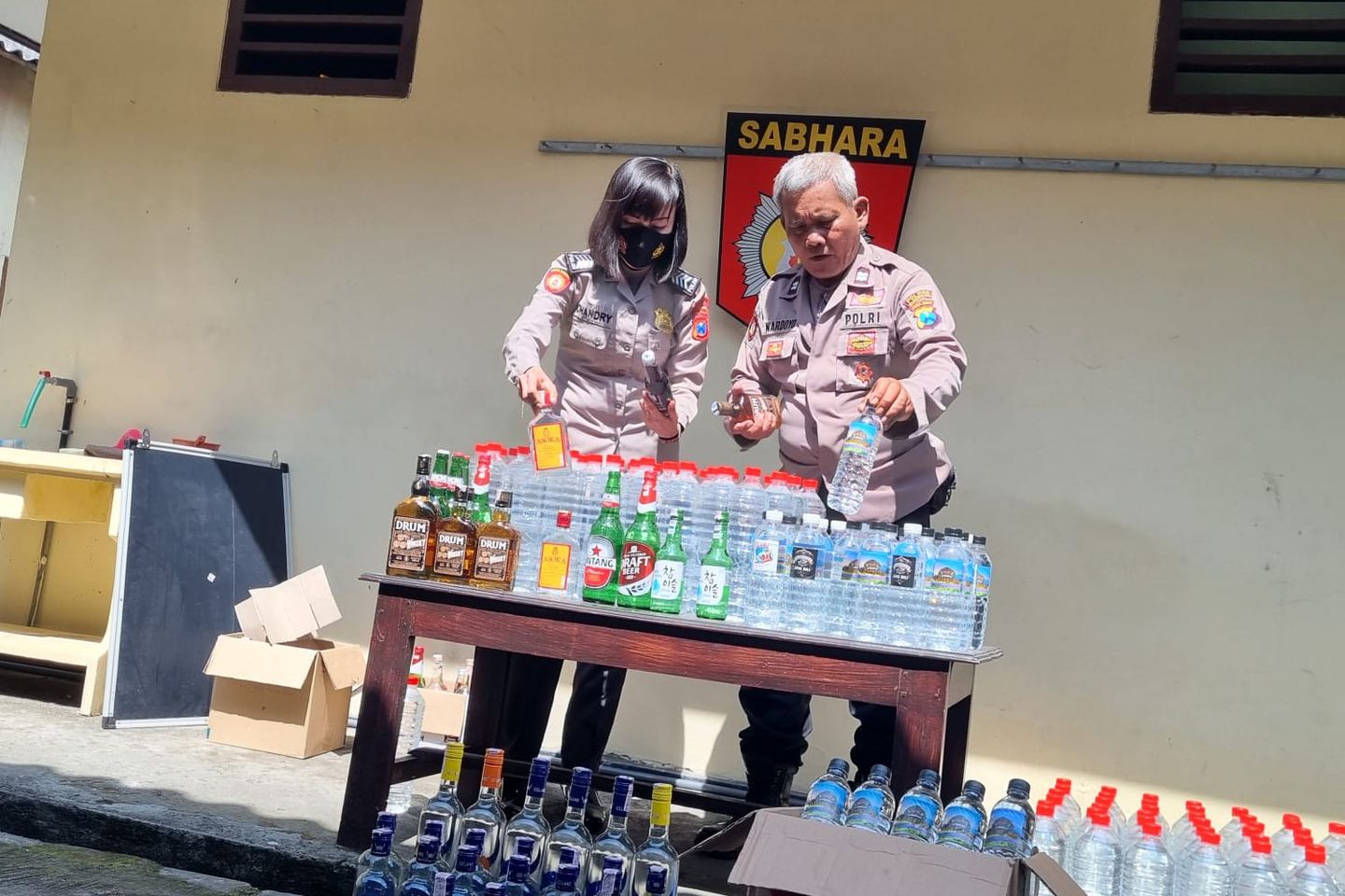 Dua Pekan, 583 Botol Miras Ilegal Disita Polresta Mojokerto
 